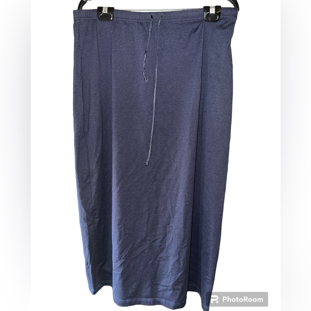 Women’ black maxi skirt waist 32 length 34 pull on w/elastic waist A308GT10